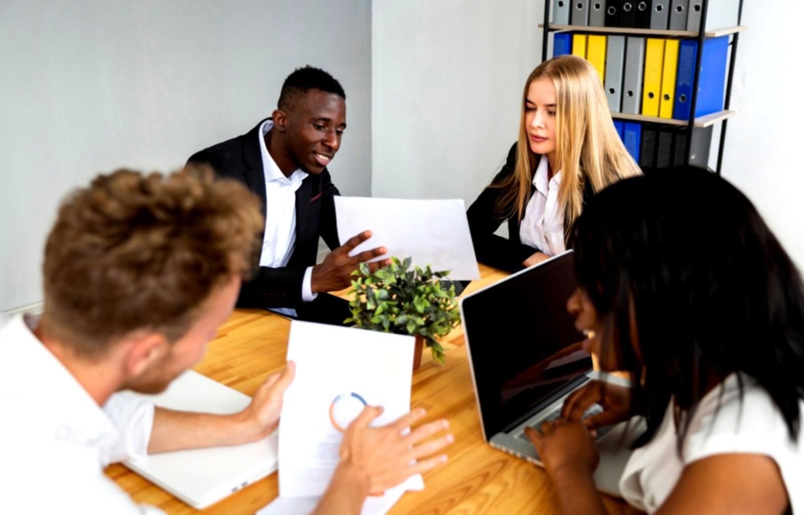 Equipo de quarilomenta trabajando en colaboración con socios estratégicos